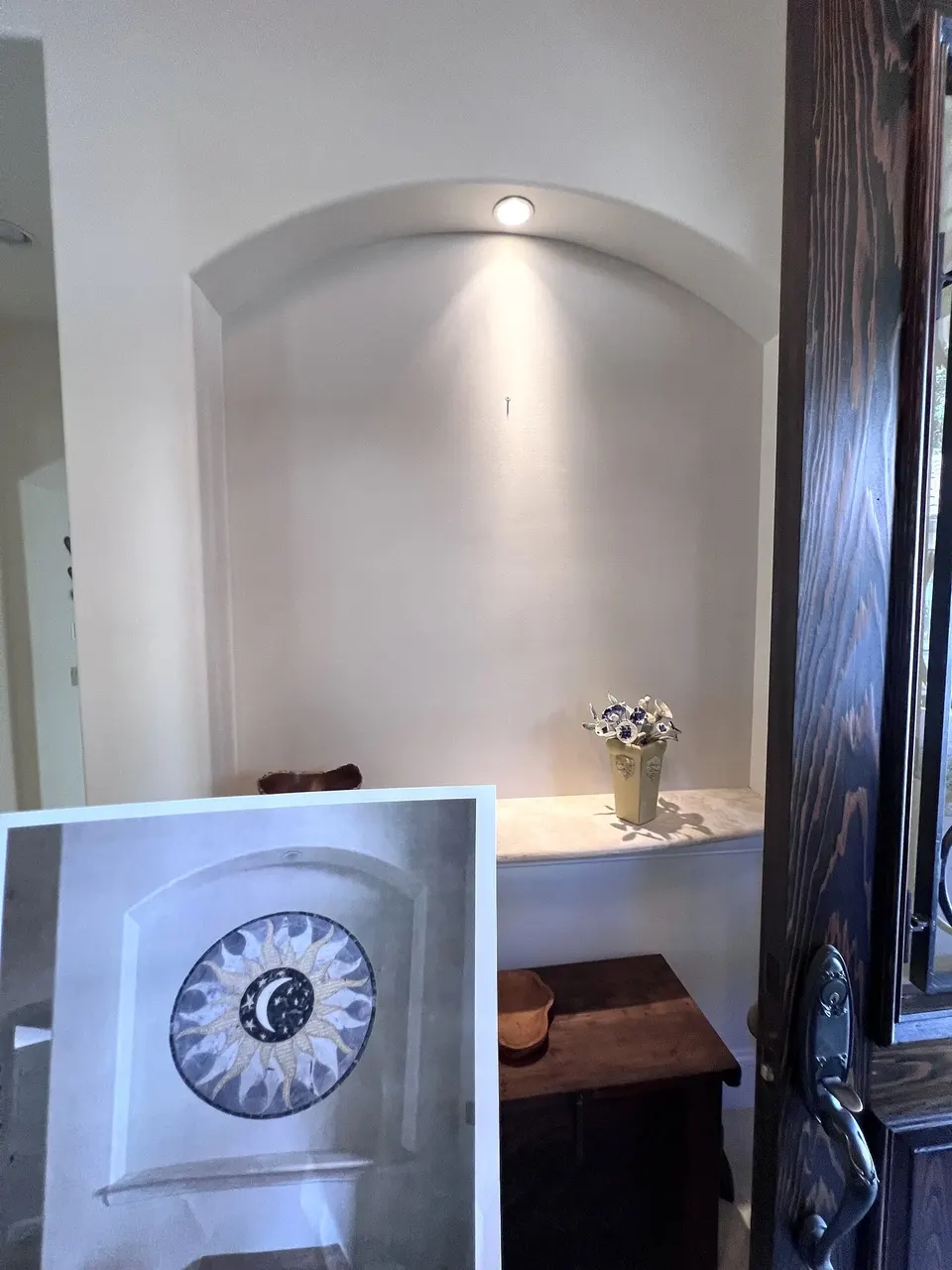 Second empty niche before the matching mosaic installation