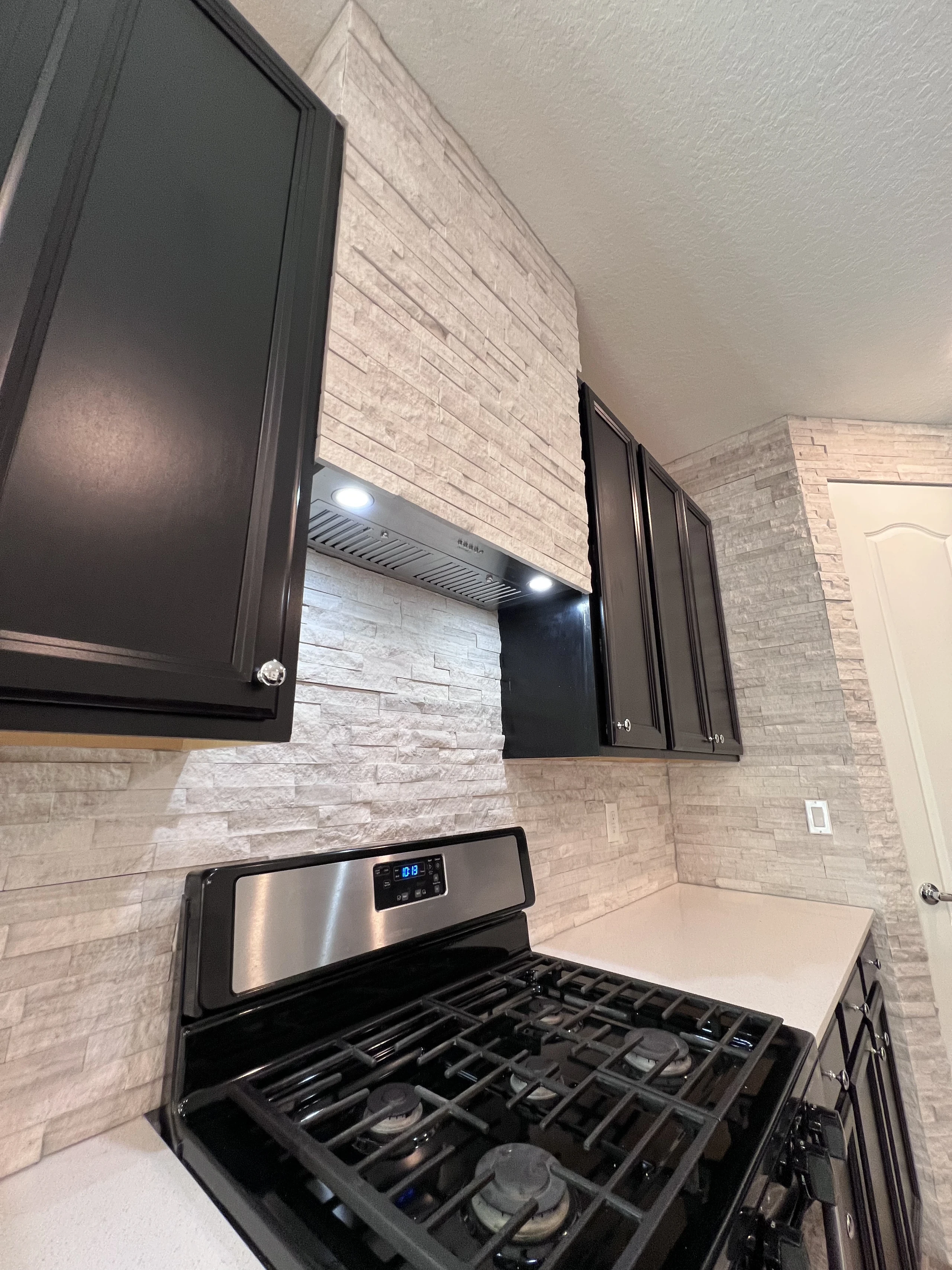 Kitchen backsplash finish work in Jacksonville, FL by Heylo Home