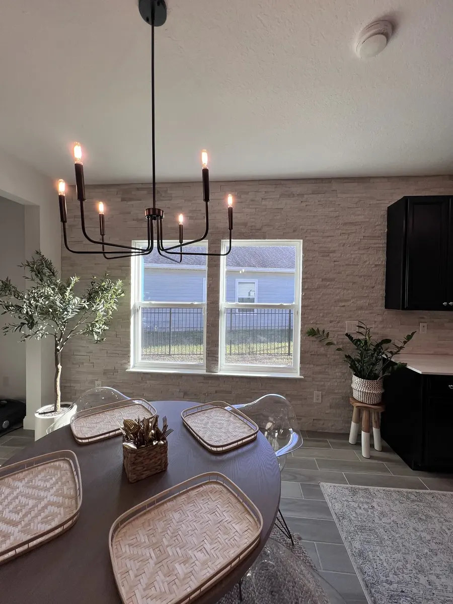 Finished split-face marble kitchen and dining feature wall in St. Augustine, Florida