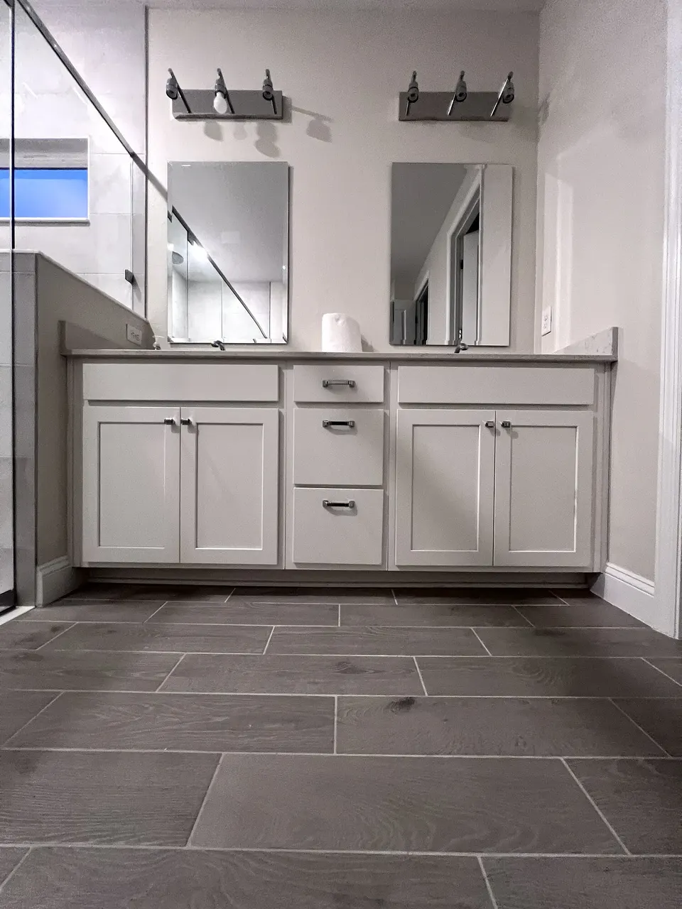 Coordinated mirror and hardware finish details
